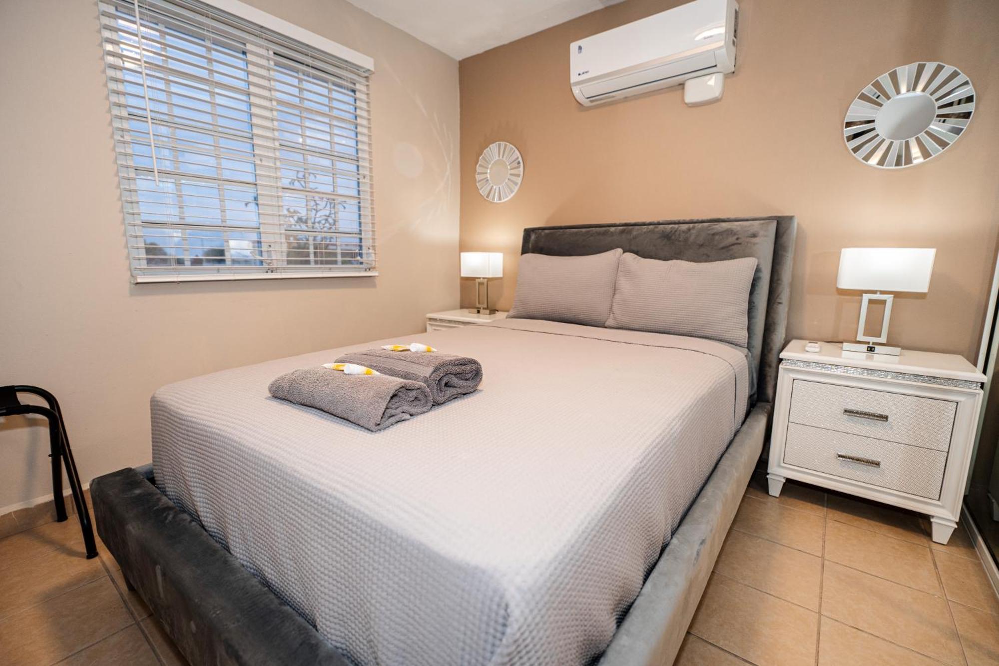 Luxury Retreat With Private Jacuzzi And Mountain Views Free Parking Lägenhet Ponce Exteriör bild