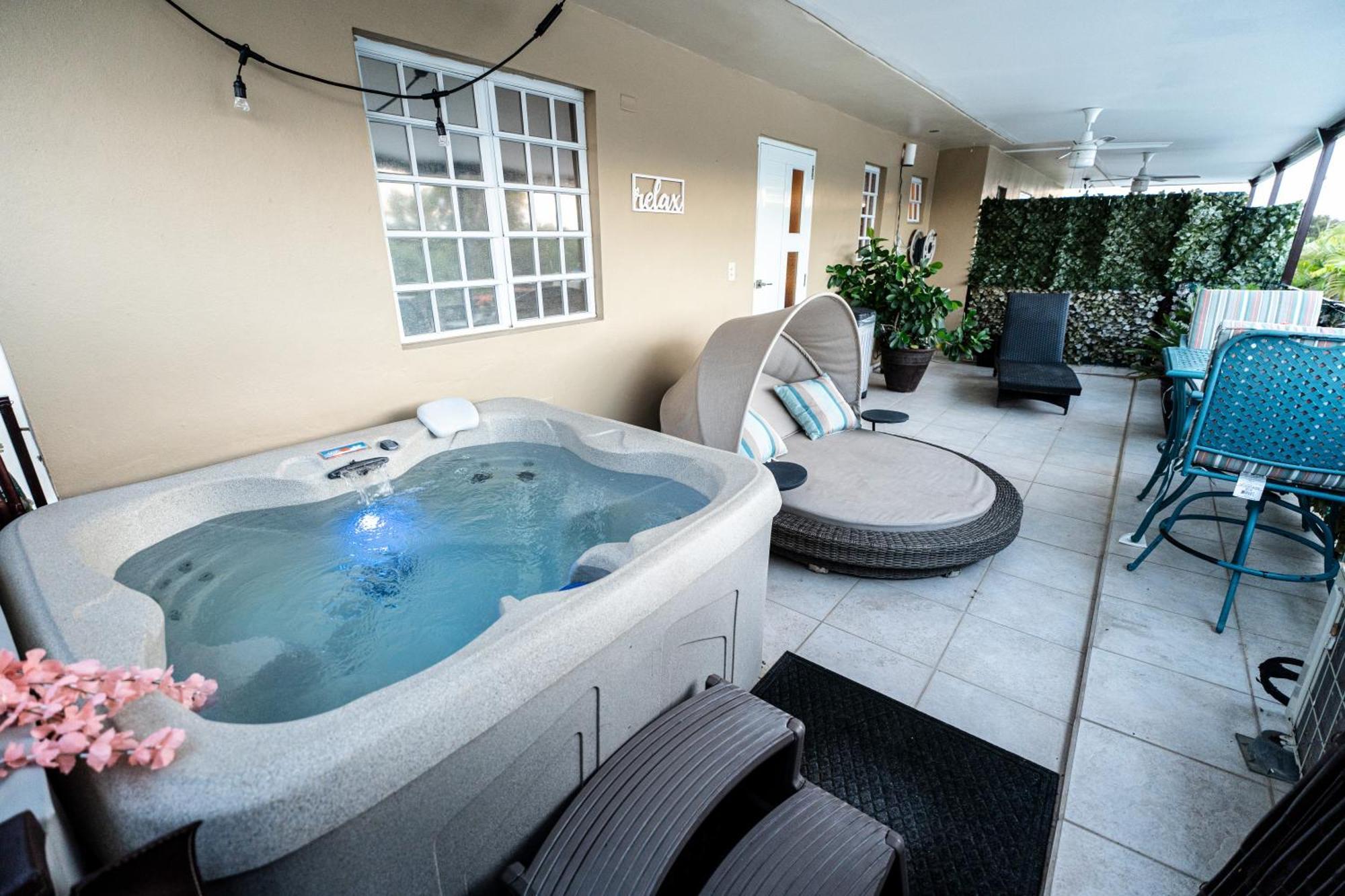 Luxury Retreat With Private Jacuzzi And Mountain Views Free Parking Lägenhet Ponce Exteriör bild